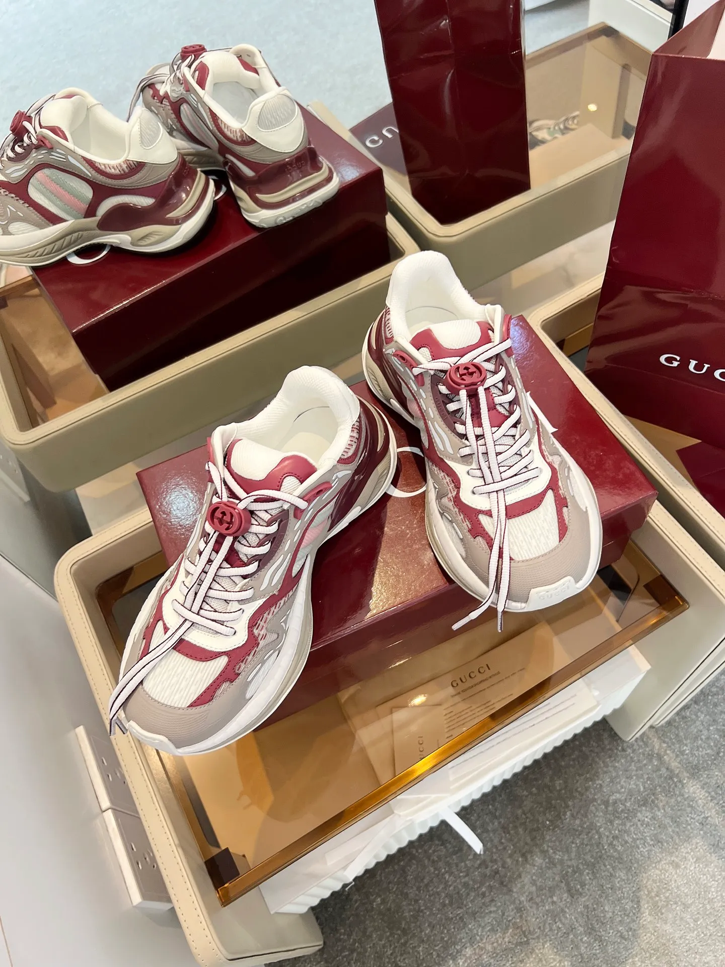 p900💰Men's shoes ❤️Gucci series 2.0 sneakers are made with heavy investment❤️‍🔥❤️‍🔥❤️‍🔥Renewed interpretation of the brand's iconic striped webbing elements😍😍When retro genes collide with futuristic design🎊🎊This new pair of Gucci shoes directly reaches the trend threshold💥 ✔️Color caron contrasting color + classic stripes, GG reflective piping, good visual impact, with high-light filter when out on the street ✔️Multi-layer structure of different materials, mesh breathability, leather shaping, outsole EVA foam and TPU combination😍😍😍Fashion and practicality are both online ✔️ The details are double G midsole + iconic double G lock shoelaces, the retro DNA is crazy and restless, and every step is based on the trendy aesthetic❤️❤️❤️❤️ Matching size: Male 39-45